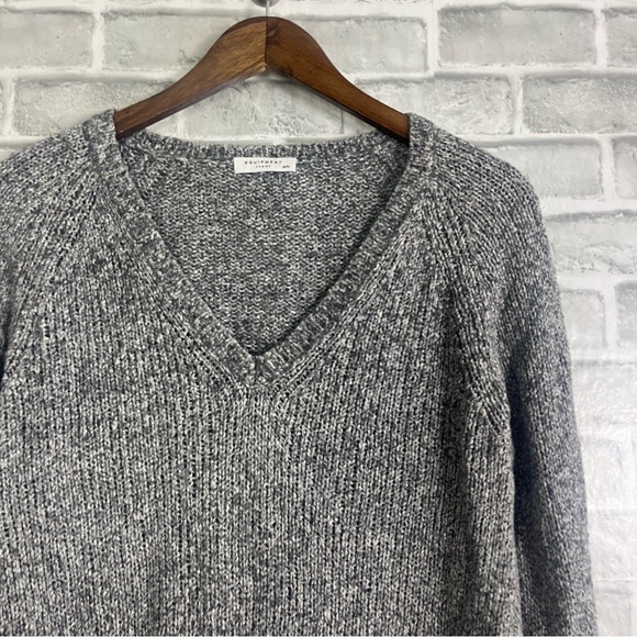 Equipment Femme Grey Ribbed Cuff V Neck Long Length Spft Sweater Sz Medium - Picture 2 of 8